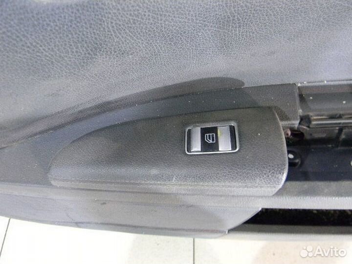 Обшивка двери передней правой