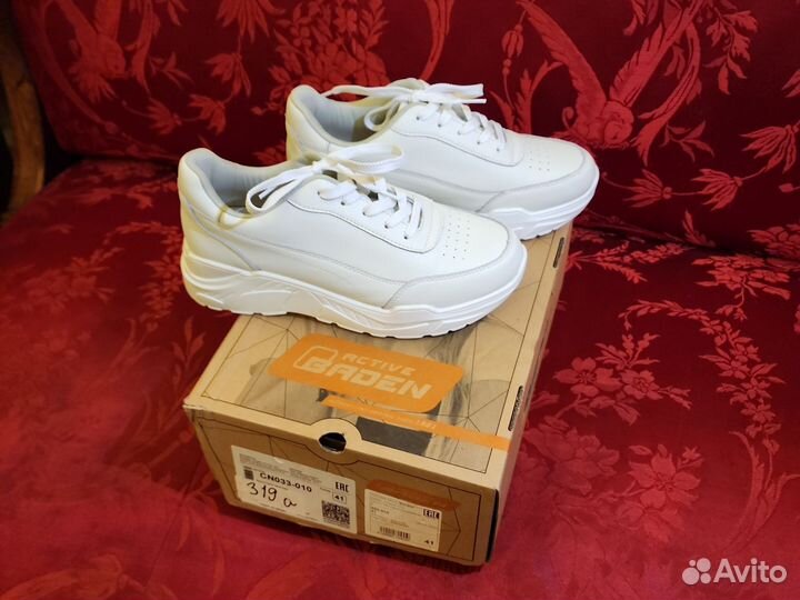 Кроссовки женские