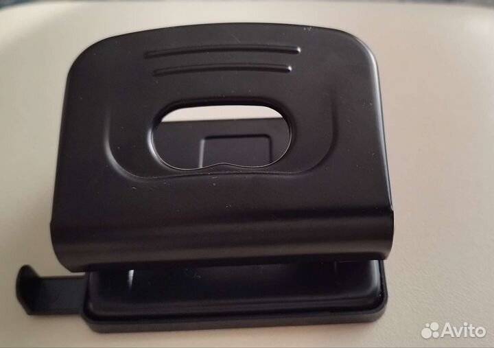 Дырокол канцелярский на 2 отверстия