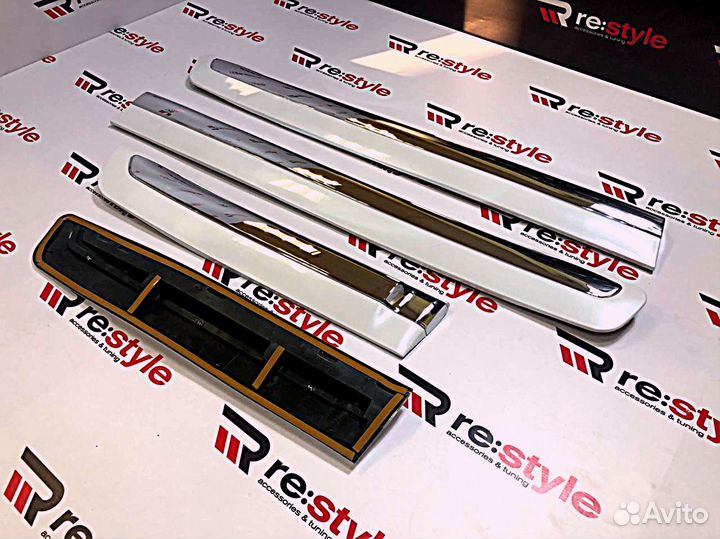 Молдинги дверей Lexus LX570 12-15г Белые