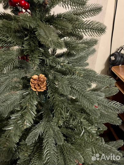 Елка искусственная новогодняя с ягодами и шишками