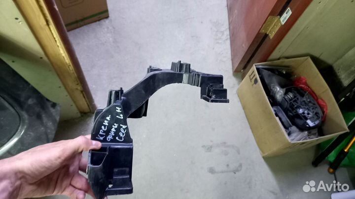 Ухо телевизора левое Ceed 2 2012-2018