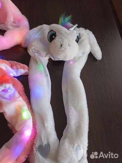 Шапка с прыгающими ушами, светится