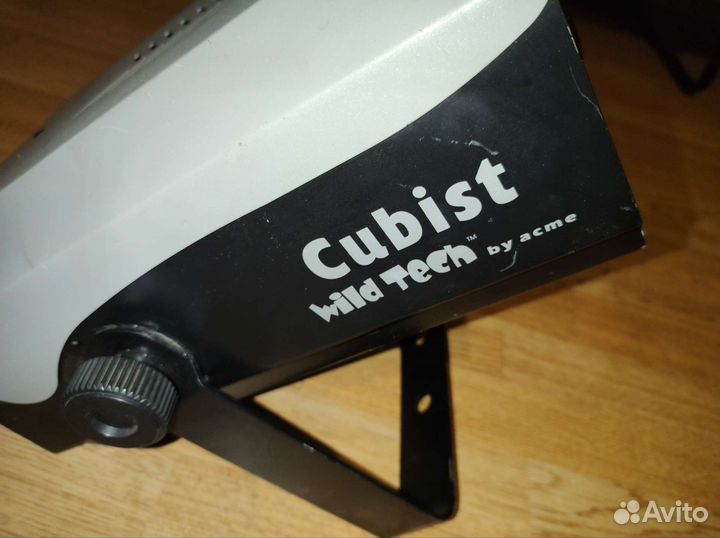 Проекционный 3D-эффектом многолучевой прибор