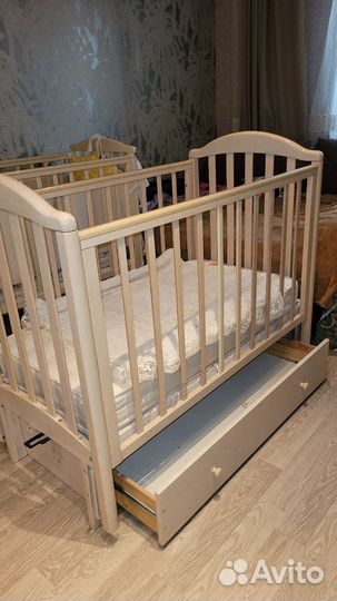Детская кроватка с продольным маятником