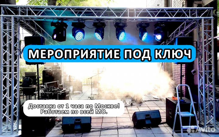 Уличная сцена с крышей