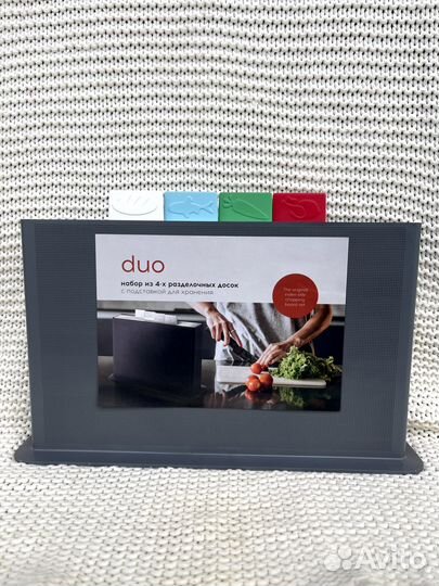 Набор из 4-х разделочных досок с подставкой новый