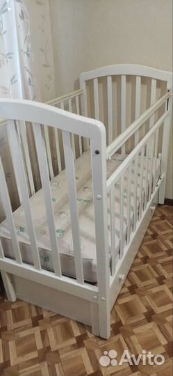 Детская кроватка с маятником