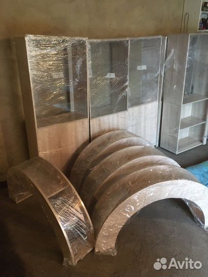 Стеллажи и витрины