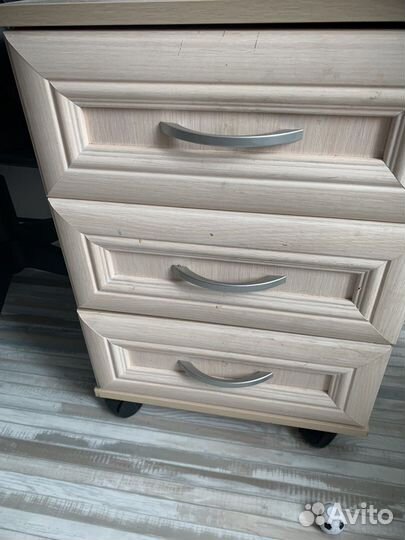 Писменный стол с нависным шкафом и тумбой