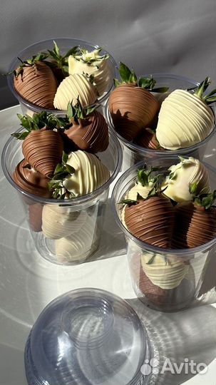 Клубника, фрукты и ягоды в шоколаде