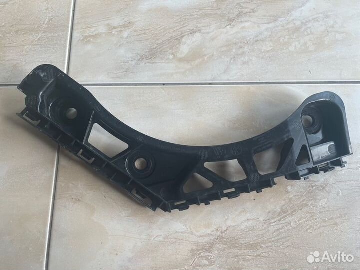 Кронштейн заднего бампера задний левый Volkswagen