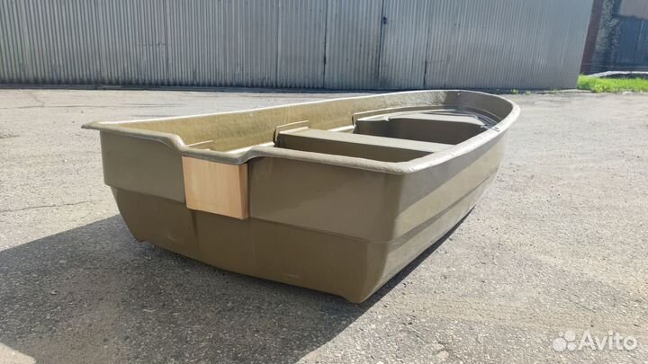 Лодка под мотор на три места