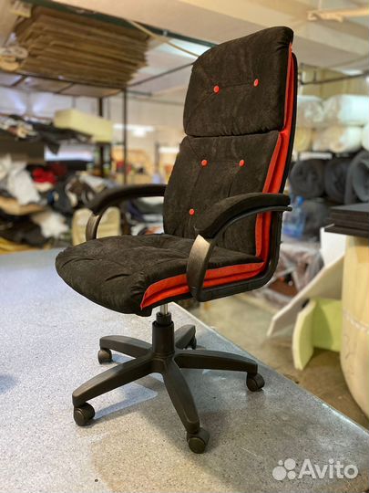 Офисное кресло