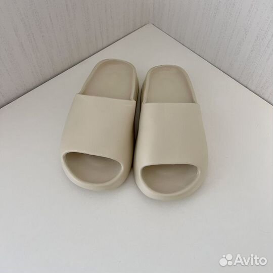 Шлепанцы adidas yeezy slide в бежевом цвете