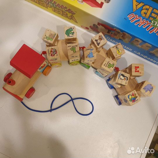 Деревянный паровозик-алфавит