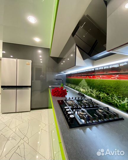 Угловая кухня под потолок на заказ