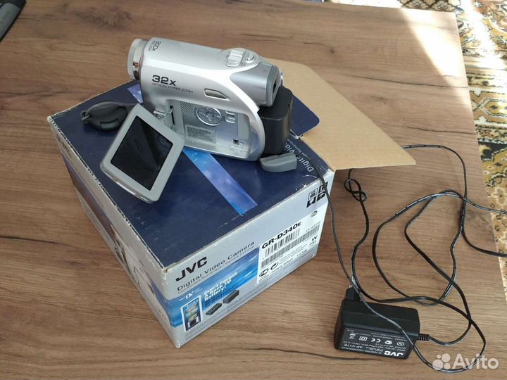 Цифровая видеокамера бу JVC GD-D340E