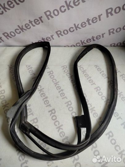 Резинка двери задняя левая Nissan Fuga 2006