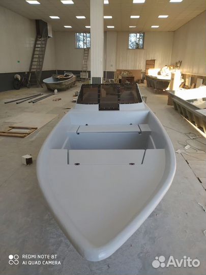 Стеклопластиковая моторная лодка 