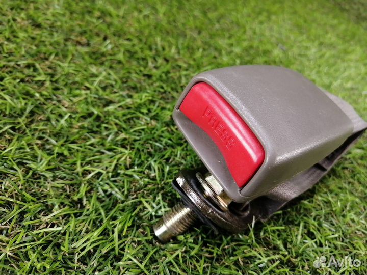 Замок ремня безопасности Nissan Laurel HC35