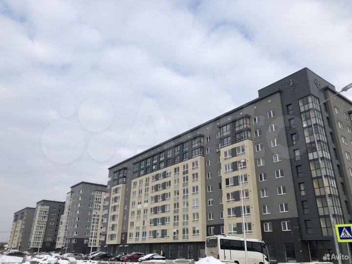 Доля в 2-к. квартире, 77 м², 8/9 эт.