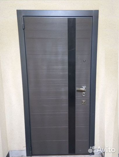 Дверь входная металлическая с зеркалом Бульдорс