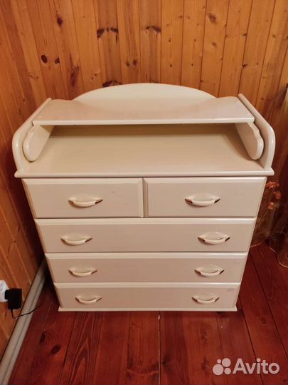 Пеленальный комод и детская кровать