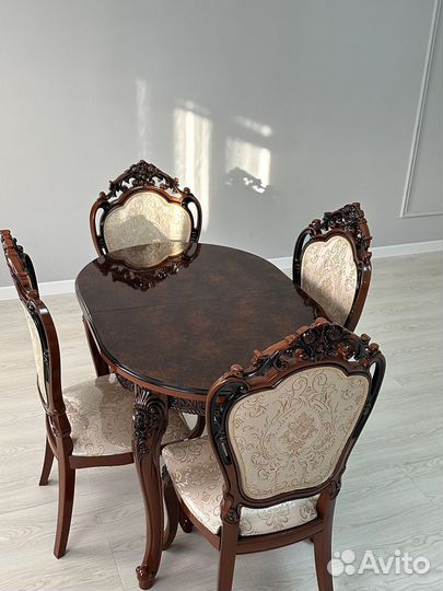 Стол со стульями