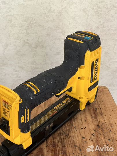 Степлер кабельный Dewalt dcn701