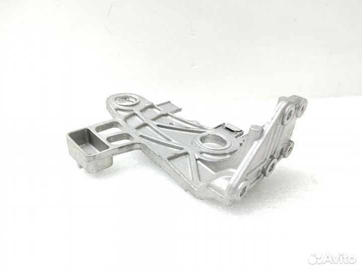 Кронштейн корпуса воздушного фильтра Mercedes-Benz