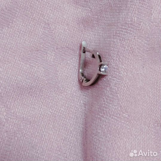 Одна серебряная серьга