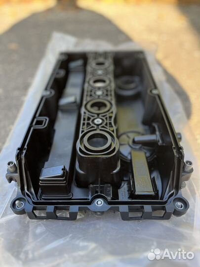 Opel Astra j A1.6XER клапанная крышка