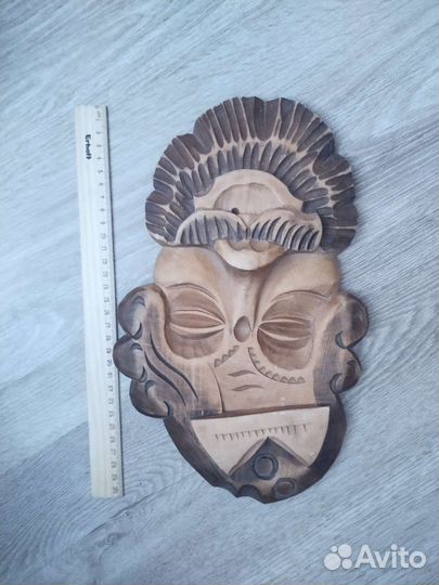 Маска настенная из дерева