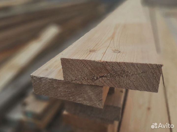 Сосновые доски, натуральная красота и надежность