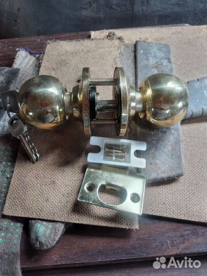 Замок дверной