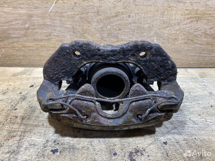 Суппорт передний левый Ford Focus 2 S82