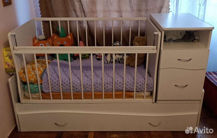 Детская кроватка и комод