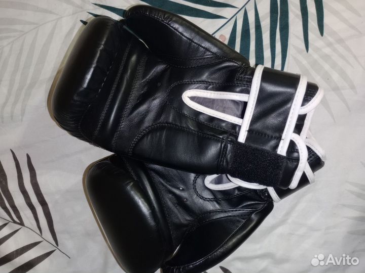 Боксерские перчатки 10 oz новые