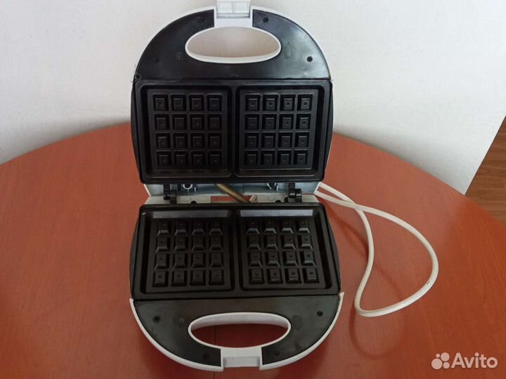 Электрическая вафельница новая