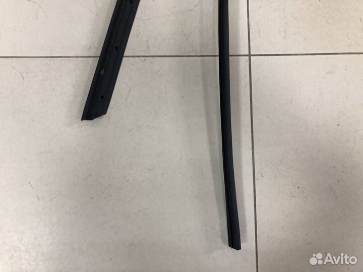 Уплотнитель стекла двери Skoda Kodiaq 2016