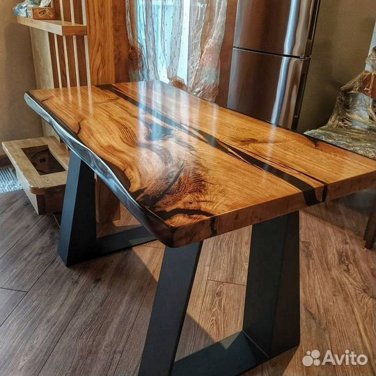 Стол из массива с эпоксидной смолой