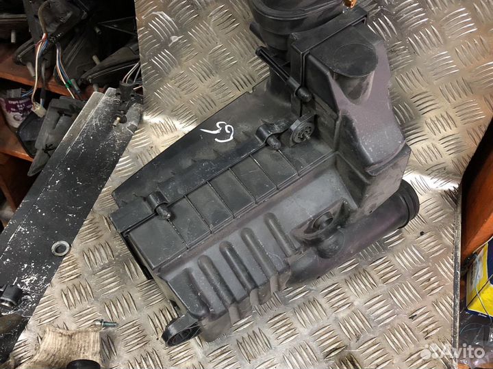 Корпус воздушного фильтра Volkswagen Audi