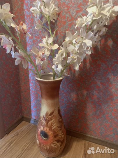 Две напольные вазы