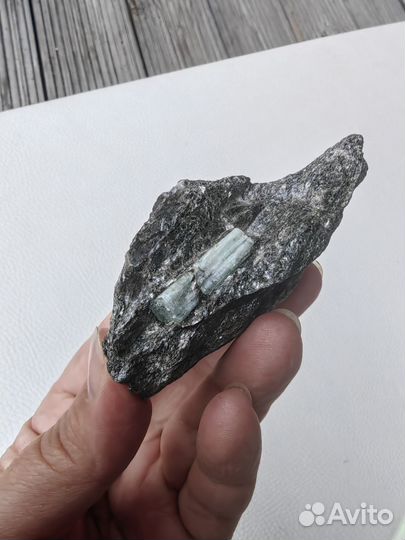 Минерал аквамарин на слюдите