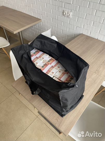 Сумка полная денег 300 пачек 5000 купюр