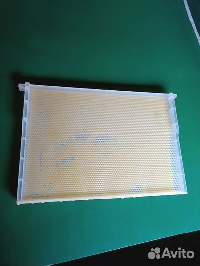 Гнездовая пластиковая рамка Дадан для пчел