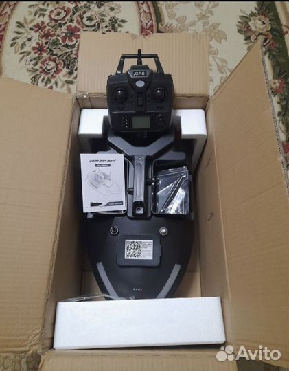 Прикормочный кораблик V020 с GPS на 40 точек