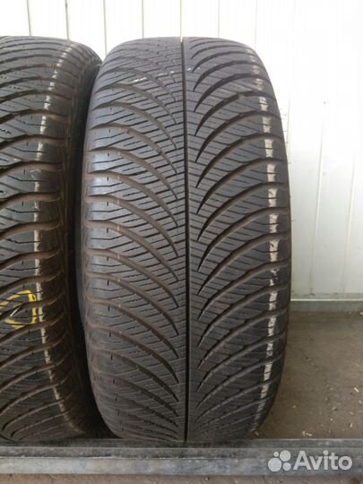 Goodyear Vector 4Seasons Gen-2 235/55 R17