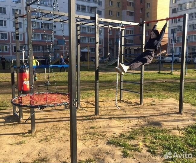 Уличный спорткомплекс с качелью